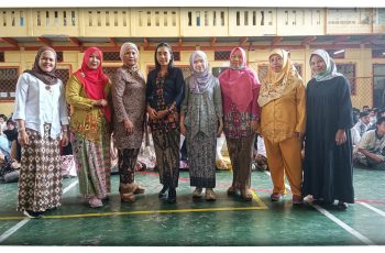 “Pengajar SMK Poncol Rayakan Kebudayaan, Guru Berbusana Daerah Setiap Jumat Terakhir Setiap Bulan”