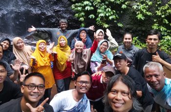 Refleksi dan Rekreasi, Guru SMK Poncol Hiking ke Curug Cikaracak Pasca Raker