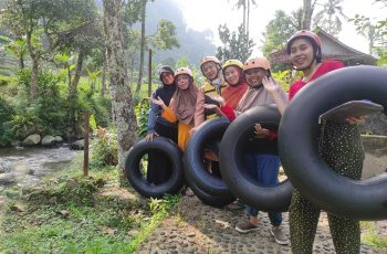 Menantang Adrenalin, Guru SMK Poncol Nikmati River Tubing di Desa Cibeling Bogor