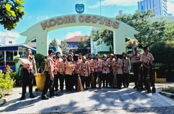 Pramuka Saka Wira Kartika SMK Poncol Berlatih Rappeling di Kodim 0501 Jakarta Pusat