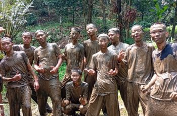 Uji Nyali dan Kekompakan: Peserta LDKS SMK Poncol 2026 Taklukkan Flying Fox hingga Jalur Rintangan Militer di Gunung Geulis