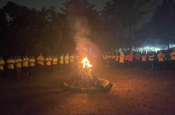 Hangat di Tengah Dinginnya Gunung Geulis: Malam Api Unggun yang Mematangkan Solidaritas LDKS SMK Poncol 2026
